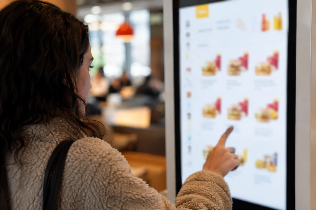 Tela de autoatendimento com combos e adicionais em um restaurante